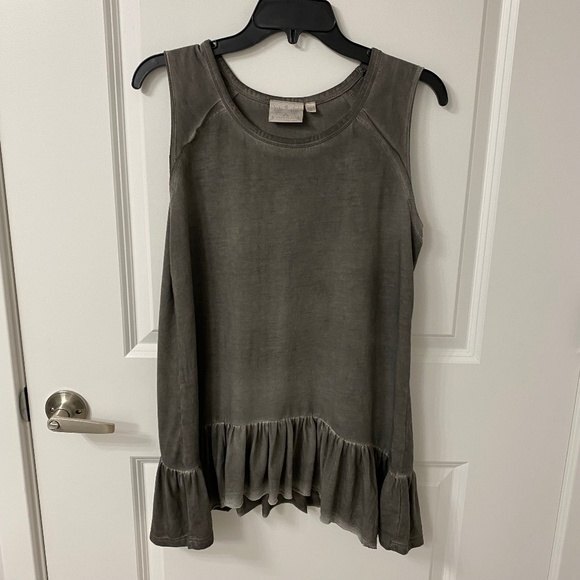 Dantelle Tops - Dantelle Peplum Top. Gray. Medium.